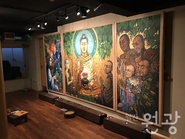 런던불교센터의 지하법당. 불단을 위쪽처럼 하면 종교(불교)에 대한 거부감이 있는 분도 참여할 수 있다. 이는 마치 일상복을 입고 있다가 케사를 목에 걸고 출가자처럼 변신하는 '반출가'를 드러내는 것 같다.