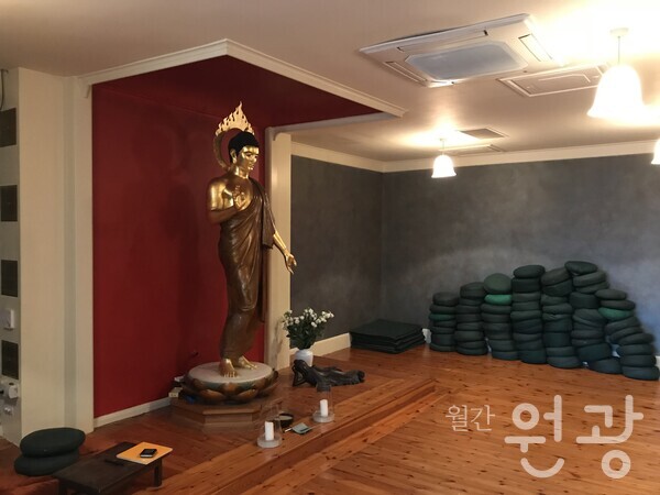 런던 불교센터의 다양한 불상