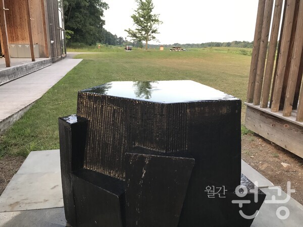 일원홀과 행정동을 잇고 있는 데크에서 바라본 분수(Won Fountain). 예술가 Paul Chaleff와 부인 김혜숙이 함께 이 우물을 만들어 기증하고, 이를 Daeil Won이 설치했다.