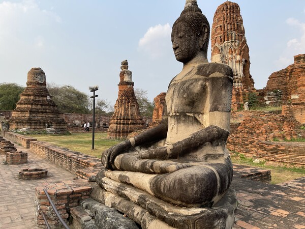 1.  아유따야의 왓 마하삿(Wat Mahathat)의 불상. 여기서 ‘왓’은 사찰을 뜻한다.  