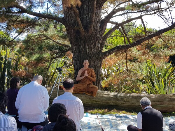 위뭇띠 사원의 야단법석(野壇法席). 야외에 단을 마련해 설법하는 것을 야단법석이라고 한다.