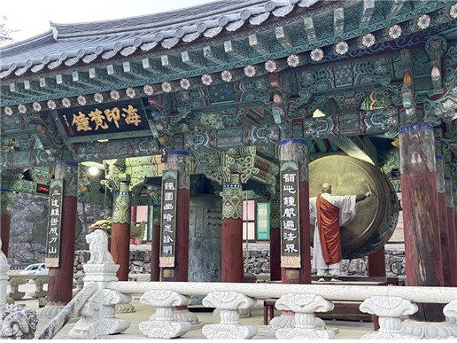 2.  사물 중 법고를 치는 모습. 왼편의 시계를 보고 정확한 시간에 의례를 시작한다. 사물 의례를 끝마침과 동시에 예불이 시작된다. 