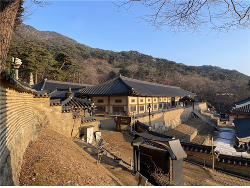 3. 장경판전은 왼쪽 위쪽으로 자리하고 있다. 오른쪽으로 일부가 보이는 건물은 대적광전이다.  