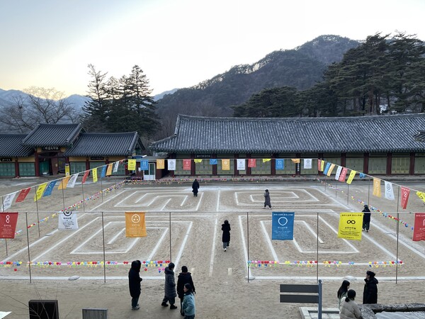 2.  해인도를 한 바퀴 돌기 위해서는, 총 54번을 꺾으며 걸어야 한다.