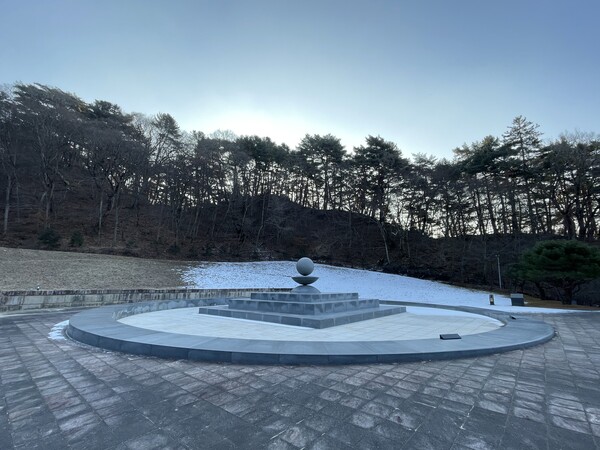 4.  해인사 입구에는 성철 스님의 부도탑이 자리하고 있다. 사진상 작게 보일 수 있는데, 원형 테두리 부분에만 수십 명이 앉아서 선을 할 수 있을 정도의 규모이다. 탑 주변은 ‘나를 찾아가는 선의 공간’으로 불린다.
