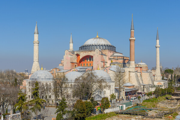 2.  튀르키예 이스탄불의 아야 소피아(Hagia Sophia). ‘정교회 대성당(537~1453)’으로 시작되어 ‘이슬람 모스크(1453~1935)’,  ‘박물관(1935~2020)’을 거쳐 2020년부터 모스크로 사용되고 있다. 처음 모스크로 사용되던 시절, 우상숭배라는 이유로 벽에 새겨진 작품들이 회칠로 덮였다가 박물관으로 사용되면서 복원되어, 현재는 이슬람의 캘리그래피와 정교회의 성화(聖畵)가 공존하는 공간이 되었다.